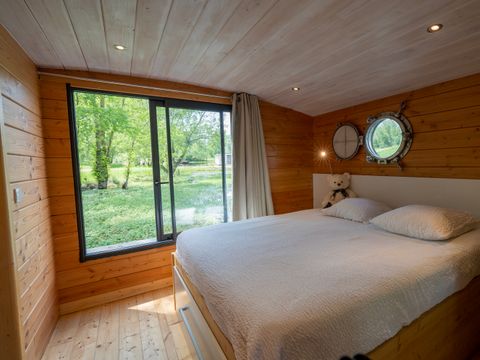 HÉBERGEMENT INSOLITE 5 personnes - Toue cabanée au mouillage avec sanitaires