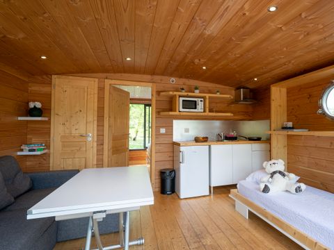 HÉBERGEMENT INSOLITE 5 personnes - Toue cabanée au mouillage avec sanitaires