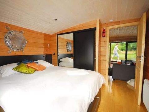 HÉBERGEMENT INSOLITE 5 personnes - Toue cabanée au mouillage avec sanitaires