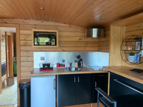 HÉBERGEMENT INSOLITE 2 personnes - Toue cabanée SPA