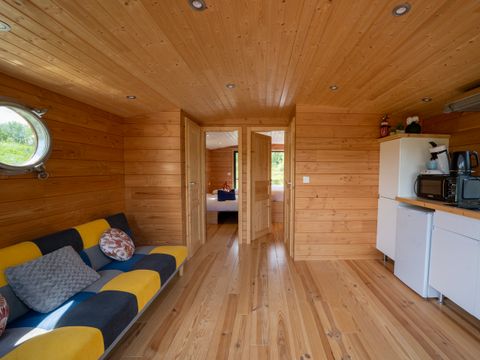 HÉBERGEMENT INSOLITE 4 personnes - Toue cabanée 2 cabine accosté