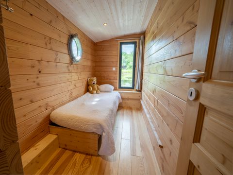 HÉBERGEMENT INSOLITE 4 personnes - Toue cabanée 2 cabine accosté