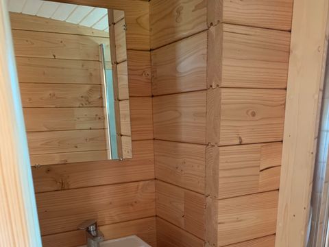 HÉBERGEMENT INSOLITE 4 personnes - Toue cabanée 2 cabine accosté