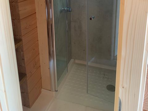 HÉBERGEMENT INSOLITE 4 personnes - Toue cabanée 2 cabine accosté