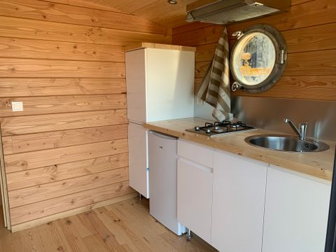 HÉBERGEMENT INSOLITE 4 personnes - Toue cabanée 2 cabine accosté