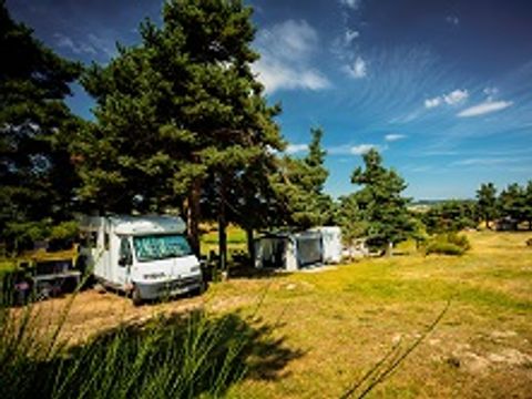 Emplacement - Emplacement confort, 1 installation,1 véhicule, 1 branchement , 2 personnes