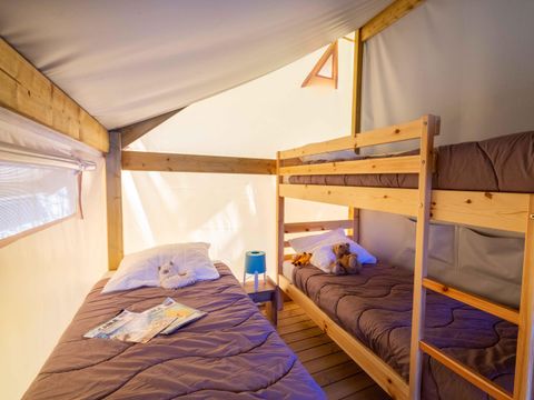 TENTE 5 personnes - Tente Junior sur pilotis 21m² (sans sanitaire)  2 chambres + terrasse