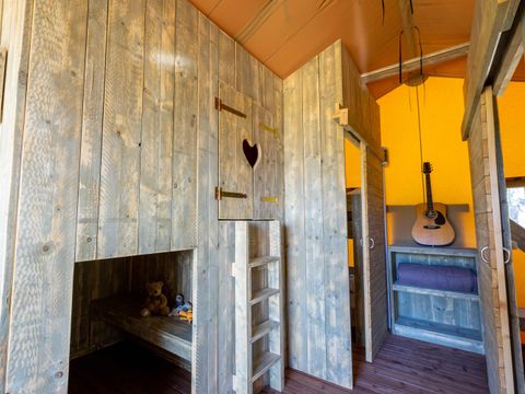 TENTE 6 personnes - Tente Lodge Premium 35m² 3 chambres + terrasse 16m² (avec sanitaire)