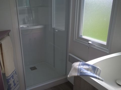 Mobilhome 6 personnes - Mobil-home | Comfort XL | 3 Ch. | 6 Pers. | Terrasse surélévée non couverte | TV