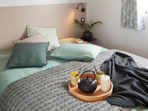 MOBILHOME 6 personnes - Mobil-home 35m² Premium / 3 chambres + TV + LV + Clim + Terrasse couverte 6 pers