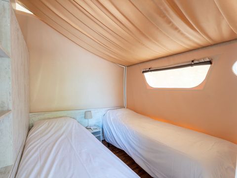 Tente en toile et en bois 4 personnes - Tente Nature Lodge - 2 chambres - Cuisine équipée - Salle de bain