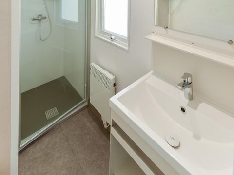 MOBILHOME 4 personnes - Mobil-home Caélia Standard 27m² (2 chambres) + terrasse couverte / Zone piétonne 4 pers