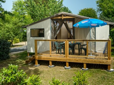 Tente en toile et en bois 4 personnes - Cabane d'Uther Confort 27m² (2 chambres) + terrasse semi-couverte 4 pers