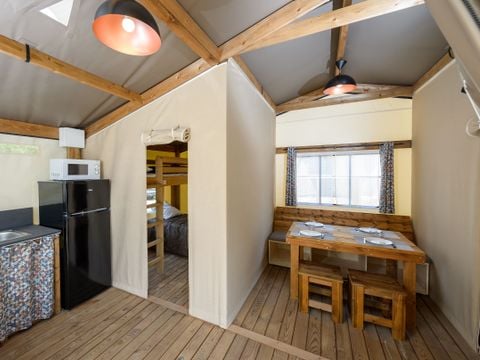 Tente en toile et en bois 4 personnes - Cabane d'Uther Confort 27m² (2 chambres) + terrasse semi-couverte 4 pers