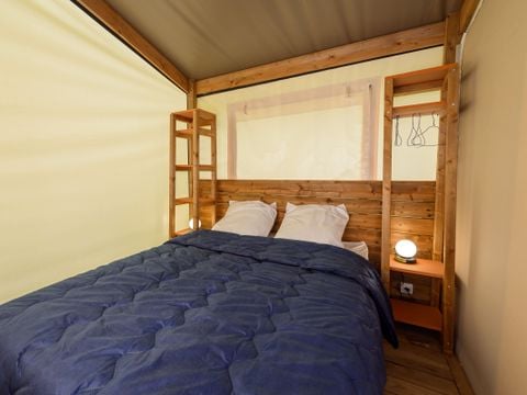 Tente en toile et en bois 4 personnes - Cabane d'Uther Confort 27m² (2 chambres) + terrasse semi-couverte 4 pers