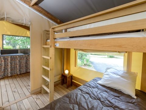 Tente en toile et en bois 4 personnes - Cabane d'Uther Confort 27m² (2 chambres) + terrasse semi-couverte 4 pers