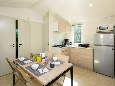MOBILHOME 4 personnes - Mobil-home Yvain Confort 27m² (2 chambres) + terrasse couverte + TV / Zone piétonne 4 pers