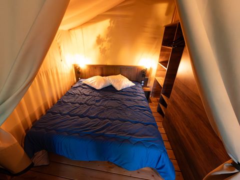 TENTE TOILE ET BOIS 7 personnes - Lodge Insolite Pinède 46m² - 2 chambres + Terrasse couverte + Plancha