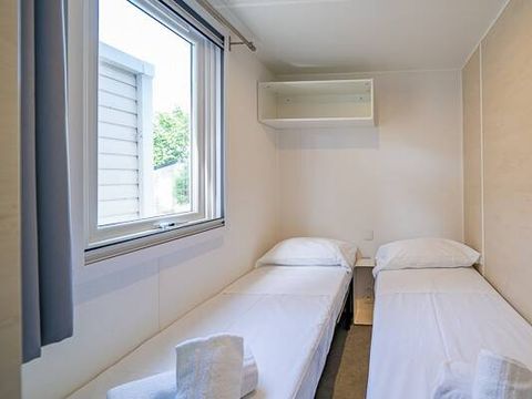 MOBILHOME 4 personnes - Confort | 2 Chambres | Capacité 4 personnes | Terrasse semi couverte | 1 Salle de bain | Climatisation