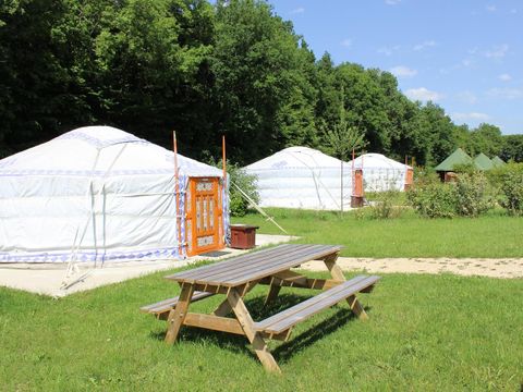 HÉBERGEMENT INSOLITE 4 personnes - Yourte (sans toilette, ni douche)