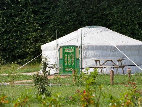 HÉBERGEMENT INSOLITE 4 personnes - Yourte (sans toilette, ni douche)
