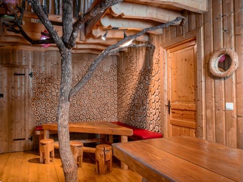 HÉBERGEMENT INSOLITE 10 personnes - Château dans les branches 