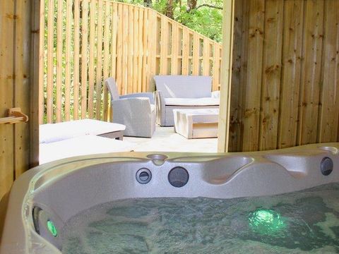 HÉBERGEMENT INSOLITE 10 personnes - Manoir dans les branches