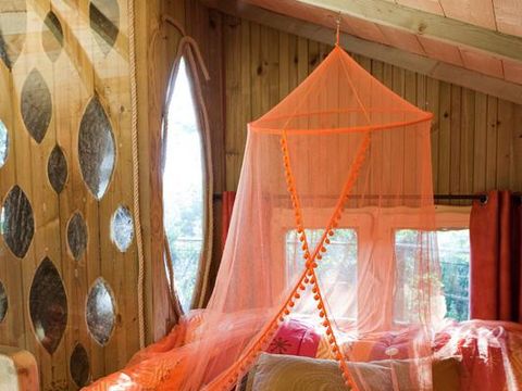 HÉBERGEMENT INSOLITE 2 personnes - Cabane dans les arbres (avec toilettes sèches, sans douche)