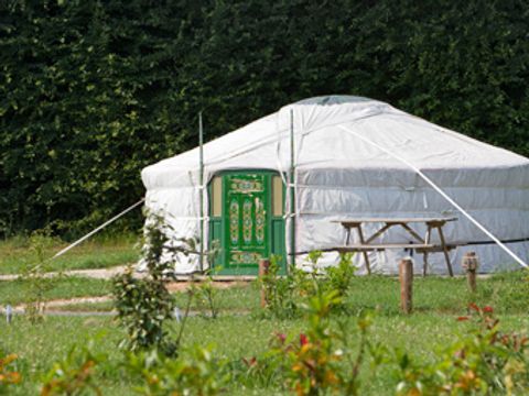 HÉBERGEMENT INSOLITE 7 personnes - Yourte (sans toilette, ni douche)
