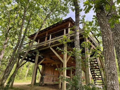 Insolite 6 personnes - Cabane perchée familiale avec jacuzzi dans les bois 1/6 pers