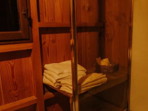 Insolite 6 personnes - Cabane et jacuzzi privatif 1/6 pers