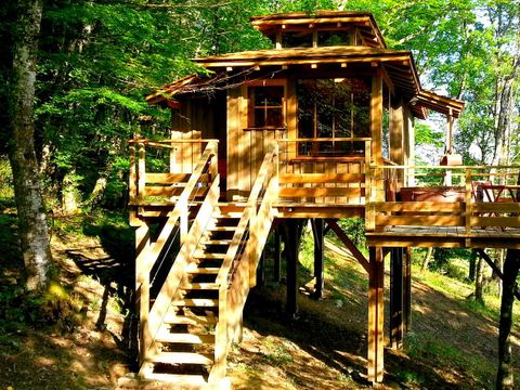 HÉBERGEMENT INSOLITE 6 personnes - Cabane et jacuzzi privatif 1/6 pers