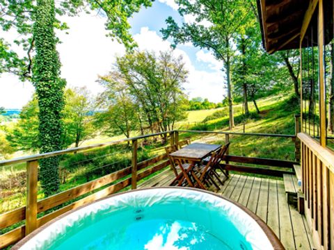 HÉBERGEMENT INSOLITE 6 personnes - Cabane et jacuzzi privatif 1/6 pers