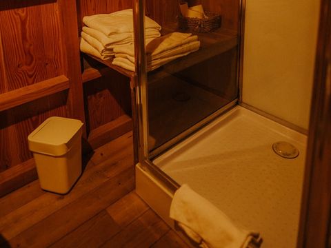 HÉBERGEMENT INSOLITE 6 personnes - Cabane et jacuzzi privatif 1/6 pers