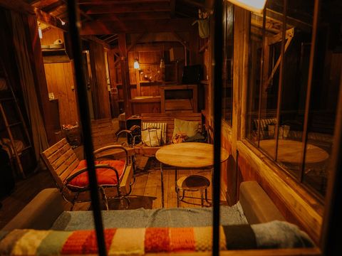 Insolite 6 personnes - Cabane et jacuzzi privatif 1/6 pers