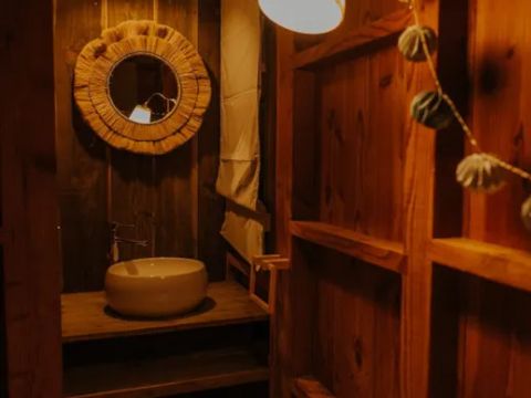 HÉBERGEMENT INSOLITE 6 personnes - Cabane et jacuzzi privatif 1/6 pers