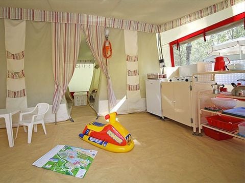 BUNGALOW 5 personnes - Bungalow toilé | 2 Ch. | 4/5 Pers. | Sans SDB BUNGALOW 5 personnes - Bungalow toilé | 2 Ch. | 4/5 Pers. | Sans SDB