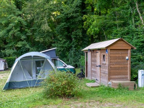 Emplacement - NOUVEAUTE : Forfait Premium : emplacement 16A équipé d'une Freecamp (cabane avec sanitaires)