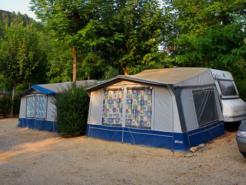 Emplacement - EMPLACEMENT STANDARD avec électricité, eau et évacuation des eaux usées