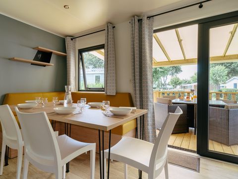 MOBILHOME 6 personnes - Premium | 3 Ch. | 6 Pers. | Terrasse surélevée | Clim. | TV