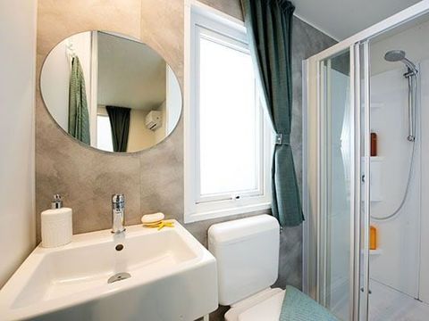 MOBILHOME 4 personnes - Premium | 2 Ch. | 4 Pers. | Terrasse surélevée | Clim. | TV