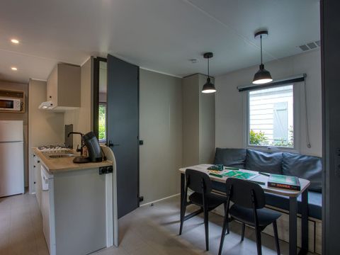 MOBILHOME 10 personnes - Tribu 2x26m² - 4 chambres - terrasse semi-couverte 22m² - TV - lave vaisselle