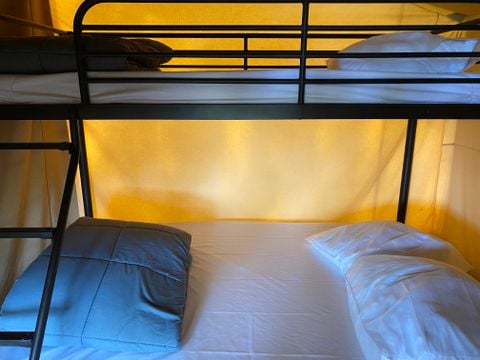 Tente en toile et en bois 4 personnes - Jungle Lodge 2 chambres terrasse couverte 34 m²