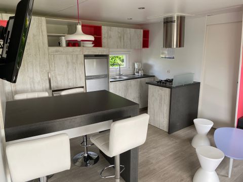 Mobilhome 4 personnes - Mobilhome Premium 40 m² (2 chambres, 2 salles de bain) avec terrasse couverte + TV + LV
