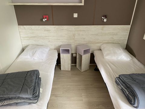 Mobilhome 4 personnes - Mobilhome Premium 40 m² (2 chambres, 2 salles de bain) avec terrasse couverte + TV + LV