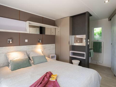 Mobilhome 4 personnes - Mobilhome Premium 40 m² (2 chambres, 2 salles de bain) avec terrasse couverte + TV + LV