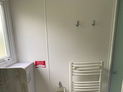 Mobilhome 4 personnes - Mobilhome Premium 40 m² (2 chambres, 2 salles de bain) avec terrasse couverte + TV + LV