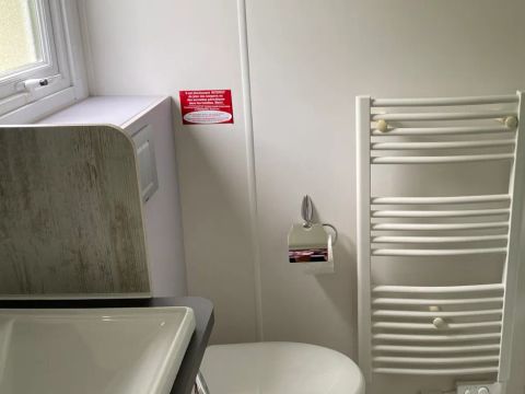 Mobilhome 4 personnes - Mobilhome Premium 40 m² (2 chambres, 2 salles de bain) avec terrasse couverte + TV + LV