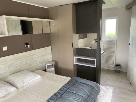 Mobilhome 4 personnes - Mobilhome Premium 40 m² (2 chambres, 2 salles de bain) avec terrasse couverte + TV + LV