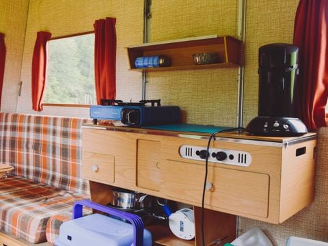 CARAVANE 2 personnes - Petite caravane vintage au milieu du Domaine